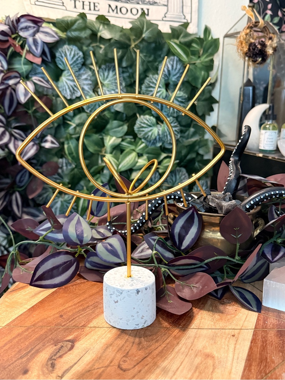 Golden eye sphere stand